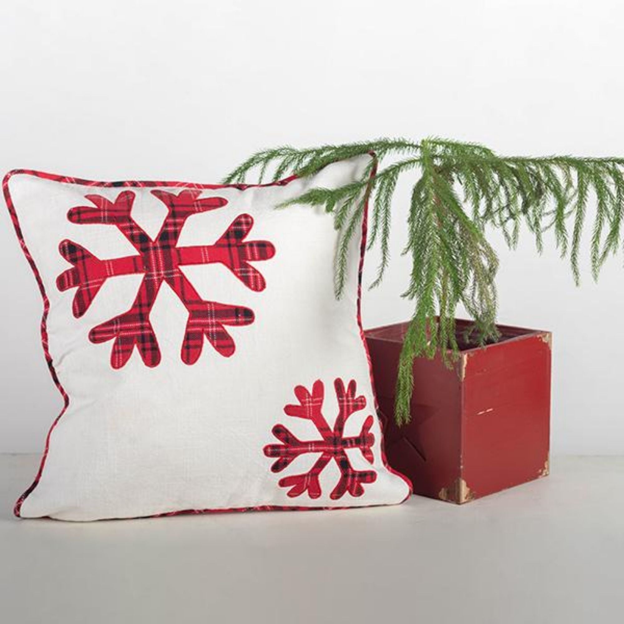 F&T 18-inch holiday cushion pillow with red snowflake pattern, set of 2