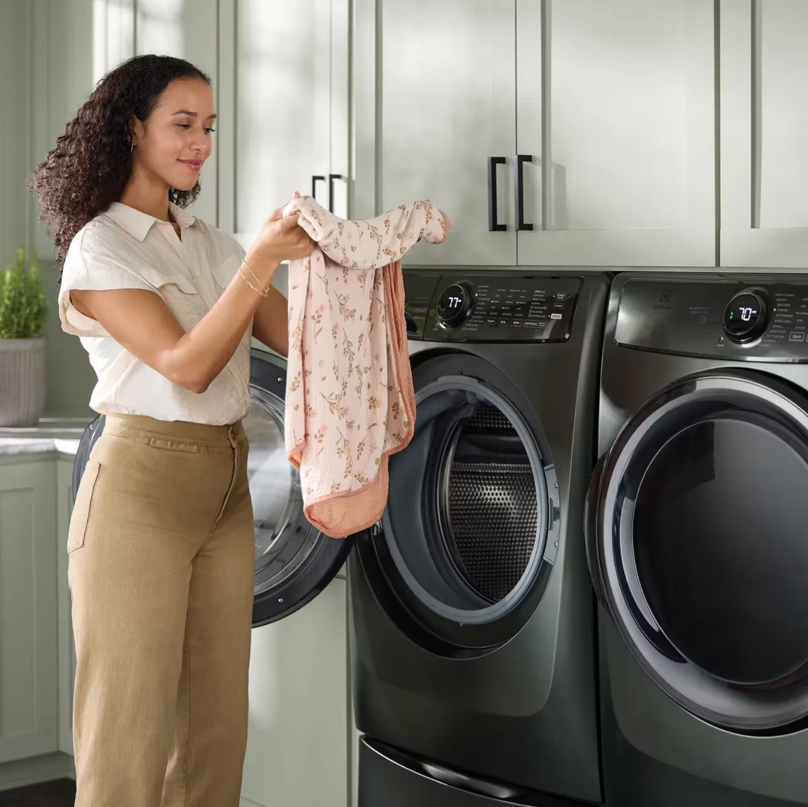 Electrolux ELFW7738AA 5.2 Cu. Ft. I.E.C. Front Load Washer Alpine