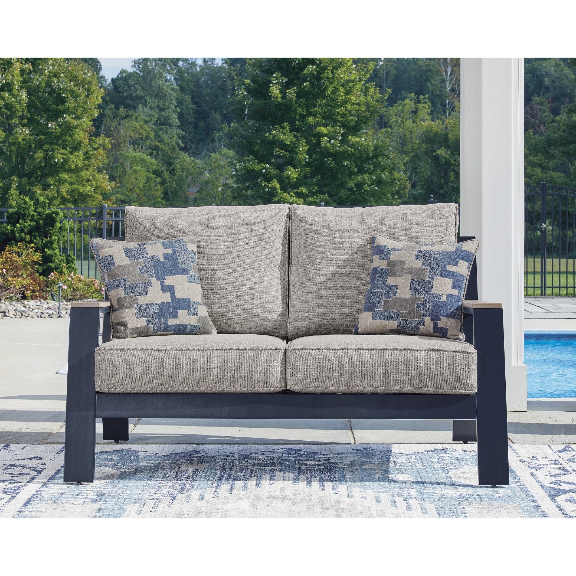 East Beach Loveseat w/Cushion