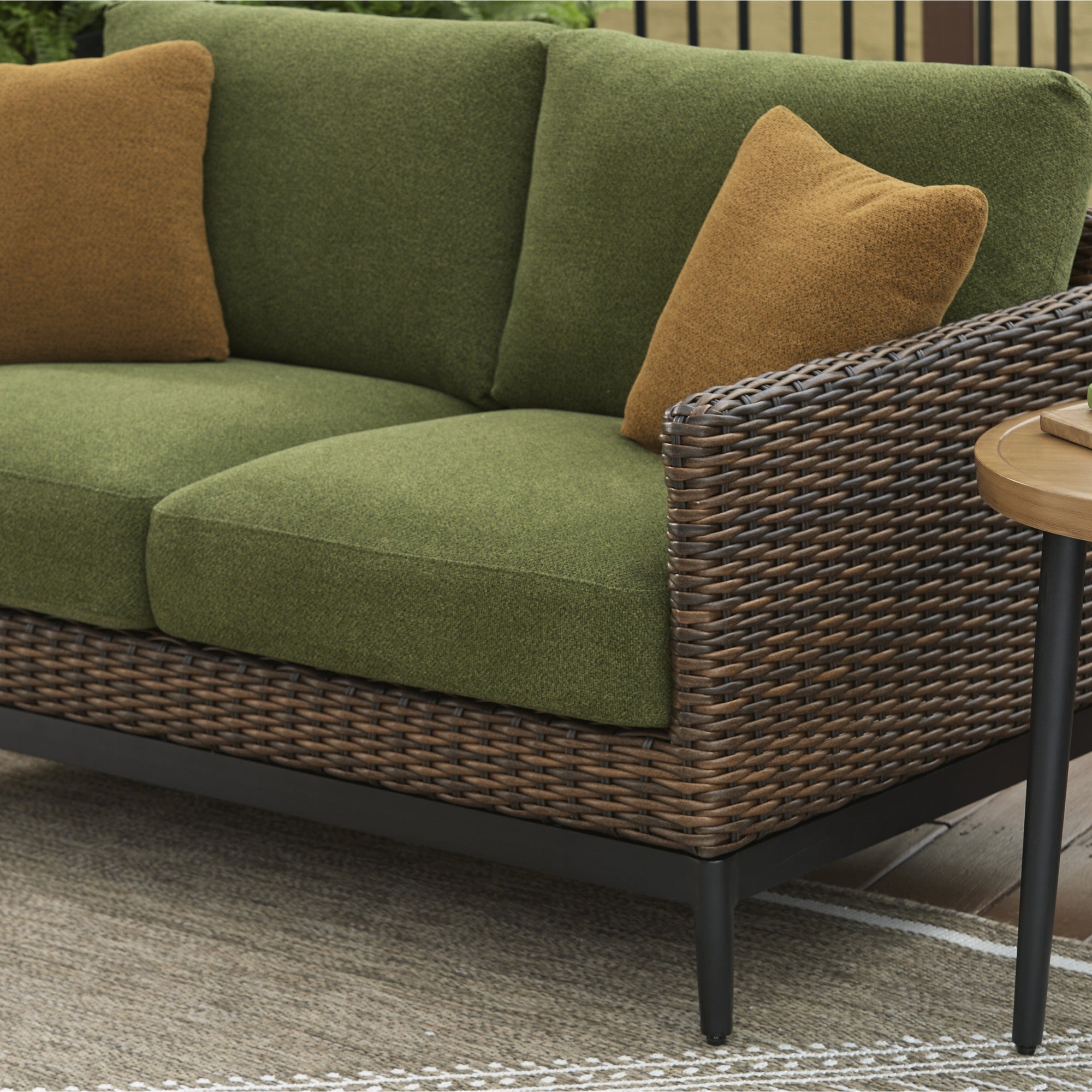Horizon Hall Loveseat w/Cushion